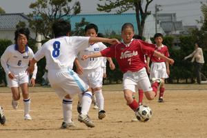 果敢にボールに食らいつく選手たち1