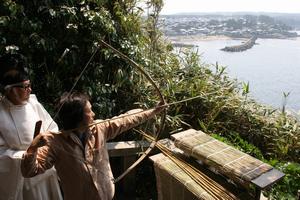海に向かって矢を放ち、安全祈願などを行う神射式