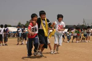 “息”が勝敗の鍵を握る二人三脚リレーに、子供たちも大奮闘
