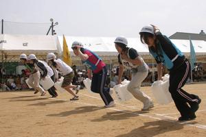 初めて設けられた防火リレーで、勢いよくスタートする選手たち