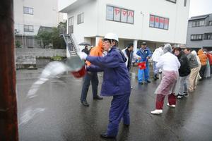 地元住民もバケツリレーで初期消火