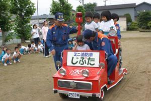 代わる代わる園児を乗せ、軽快に走るじぷた