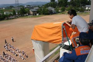 足がすくみそうになりながらも、果敢に訓練に挑む児童