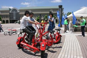 家族連れなどの人気を集めたエコ丸くんは、全員の動力を運転席に集め、ハンドル操作や運転が楽にできる自転車