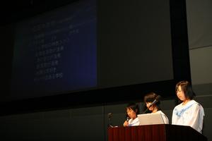 毎年、海岸清掃に取り組んでいる三国中学校の生徒。重油災害をきっかけに感じたことなどを紹介