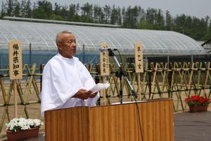 式典で謝辞を述べる川端さん