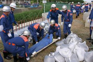 作業中、けが人が出たとの想定で行われた救助訓練