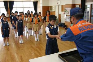 入団式では、5年生の代表に団員証などを交付