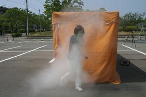 煙の中に入っていく参加者ら