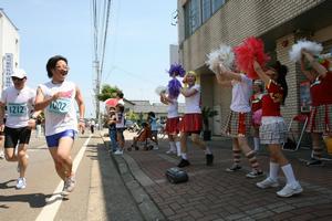 華やかな応援団に、思わず笑顔がこぼれるランナー