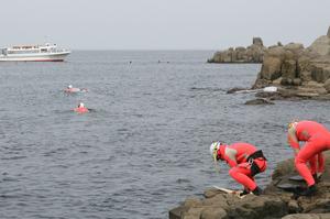 遊覧船から投げ出された人の救助に向かう福井海上保安署員