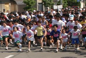 子供たちとともに走る松野明美さん（前列中央）