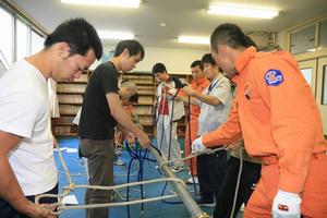 ロープの結索法を学ぶ参加者