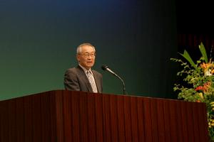 聴衆を前に、興味深い語り口で講義する広木教授