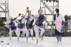 もんぺ姿やユニークな化粧などで観客を沸かせたでんすけ踊りコンテスト