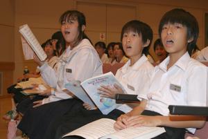 世界で活躍する指揮者を前に、緊張しながらも真剣に練習に取り組む生徒たち