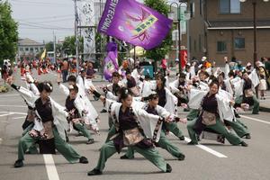 情熱的な踊りを披露するイッチョライ