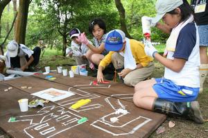畑に立てる「どんぐり畑」の看板も児童たちが手作り。支柱には、伐採された松の木を使用