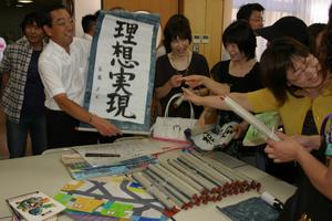 27年前の作品が返還され、照れくさそうにする参加者