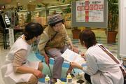 骨密度の計測結果をみて、看護師からアドバイスを受ける市民