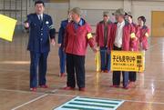 横断旗の出し方の指導を受ける見守り隊員