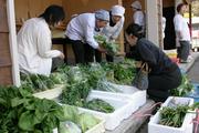 生産者の顔が見える安心安全な野菜を買い求める主婦たち