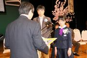 市長から表彰される大賞の北さん親子