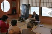高見順の写真を掲げ、魅力を語る坂本氏