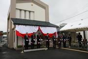 新築された坂井交番の前でテープカット