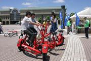 家族連れなどの人気を集めたエコ丸くんは、全員の動力を運転席に集め、ハンドル操作や運転が楽にできる自転車