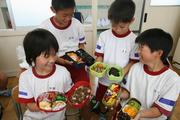 2回目のマイ弁当の日（6.19）はおかず付き。大好きなメニューを早起きして作ったと笑顔の児童たち