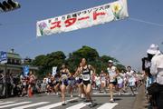 勢いよくスタートするランナーたち