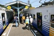 えち鉄永平寺口駅を下りる参加者たち。バスで竹田へ