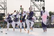 もんぺ姿やユニークな化粧などで観客を沸かせたでんすけ踊りコンテスト
