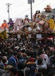 三國神社前に勢ぞろいした6基の山車と、山車を一目見ようと沿道に集まった観客