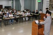 磯部地区まちづくり協議会の設立総会で、あいさつをする竹内一男・磯部地区自治会長