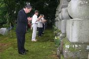 高岳寺では、ずらりと並んだ有馬家歴代の大きな五輪塔の前で参拝