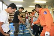 ロープの結索法を学ぶ参加者