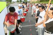早朝にも関わらず約400人の市民が詰め掛け、息の合った訓練を展開