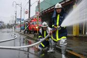 延焼防止にあたる坂井消防団員