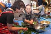 ちまきの作り方を丁寧に指導する虎尾さん