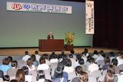 教育関係者や小さな子供をもつ親など、大勢の聴衆が詰め掛けた講演会
