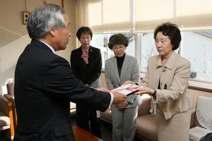 本棚を寄贈