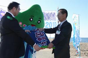 旗の引継ぎ
