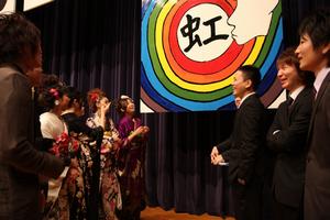 看板の前で