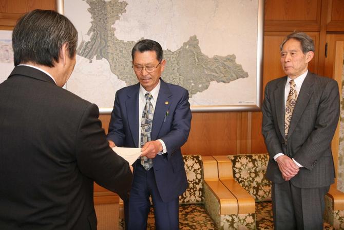 坂本市長に答申する吉岡委員長（中央）と宮越健夫（みやごし　たけお）副委員長（右）