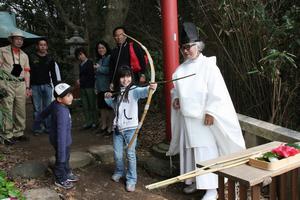 矢を射る参加者