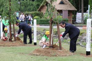 市長と議長も植樹