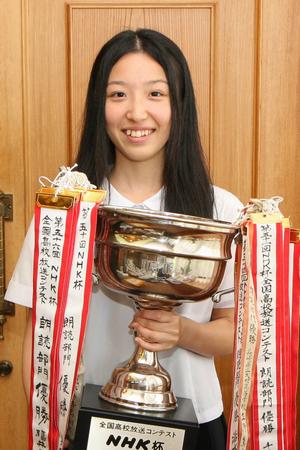 トロフィーを手に