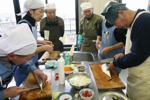 鯖をさばく参加者